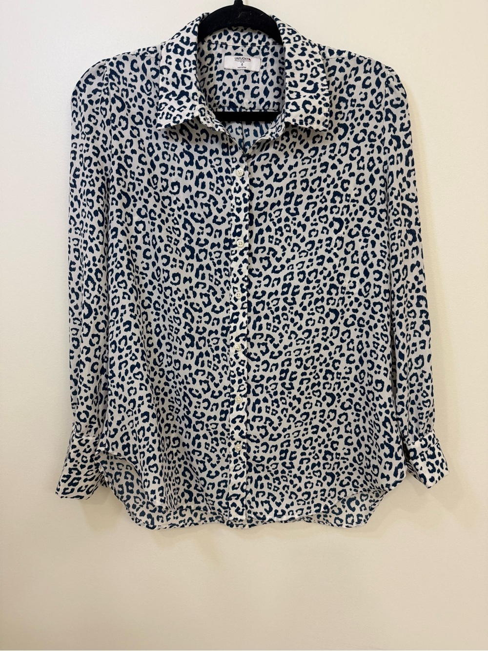 UNTUCKit Leopard Print Button-Up Blouse in Navy and White Women’s Size 6